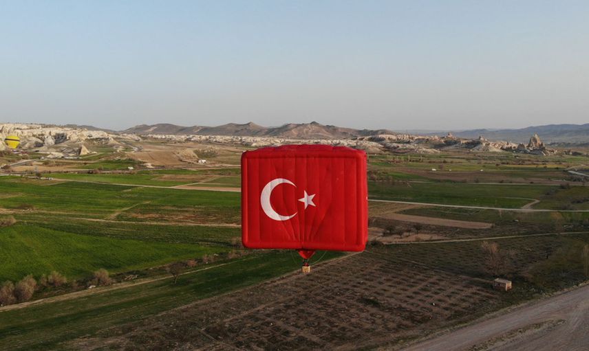 Dünyanın en büyük bayrak figürlü balonu Kapadokya'da göklerde!