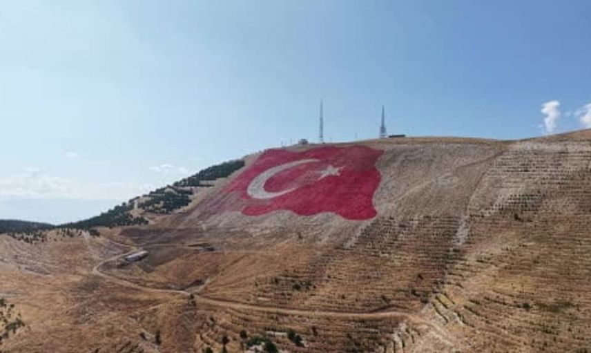 Dünyanın en büyük Türk bayrağı yeniden eski görkemine kavuştu