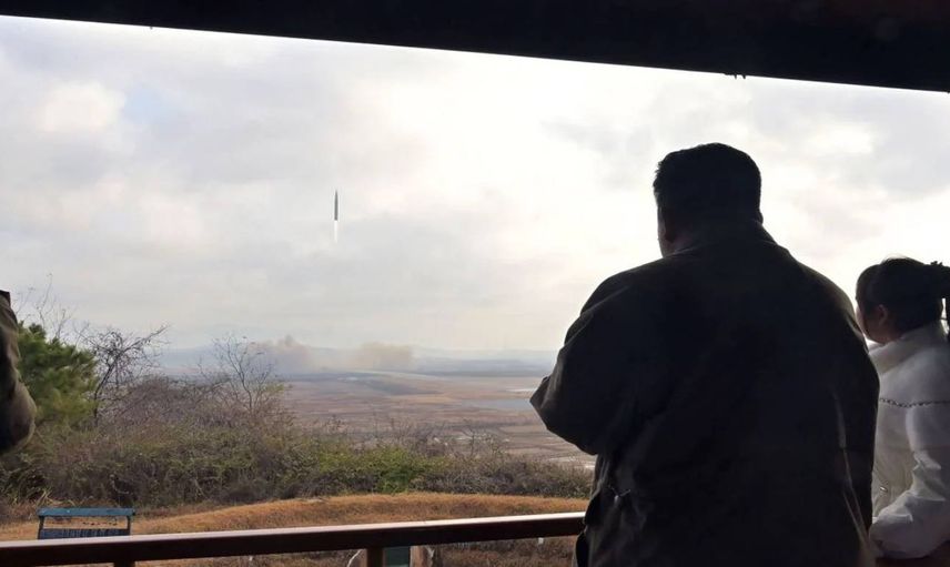 Dünyayı şaşkına çeviren görüntü: Kim Yong-Un kızıyla füzenin önünde poz verdi