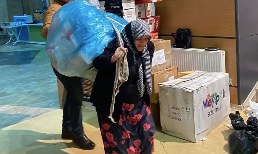 Duygulandıran görüntüler: Rizeli yaşlı teyze böyle yardım taşıdı