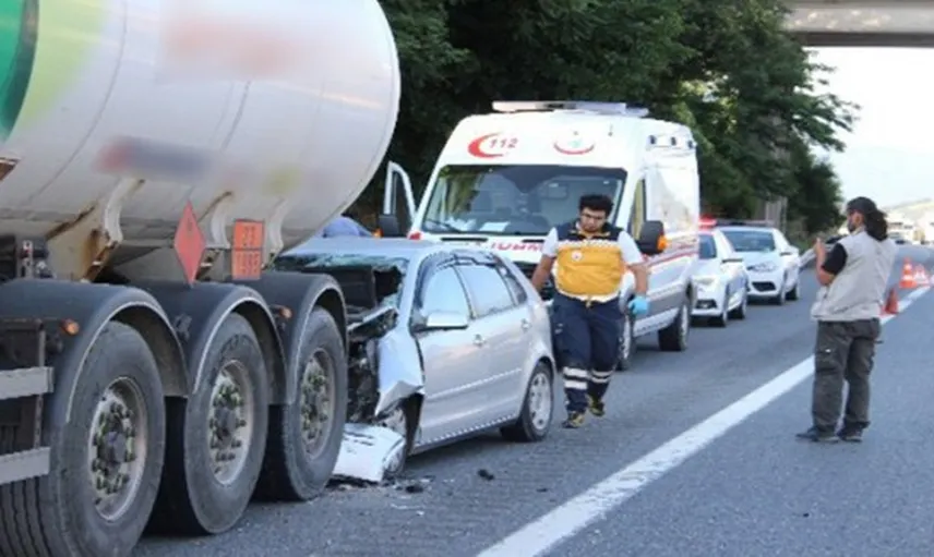 Düzce'de Bir Otomobil Park Halindeki LPG Tankerine Çarptı