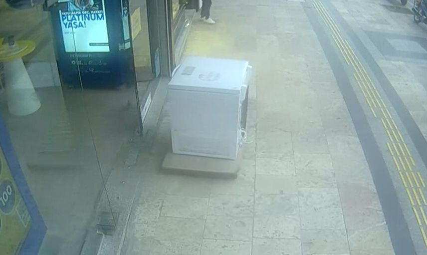 Düzce’de Etkili Olan Rüzgar Çamaşır Makinasını Metrelerce Sürükledi