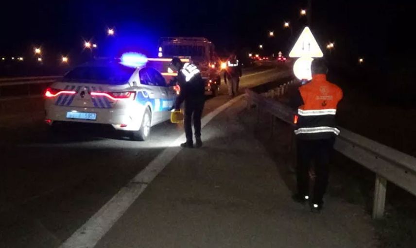 Düzce’de feci kaza: Geri manevra yapan oğluna yardımcı olan baba tırın altında kaldı
