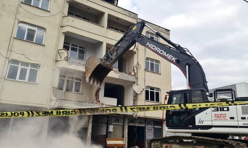 Düzce’de hasarlı binaların yıkımı sürüyor: Bakan Kurum çalışmaları yakından izledi