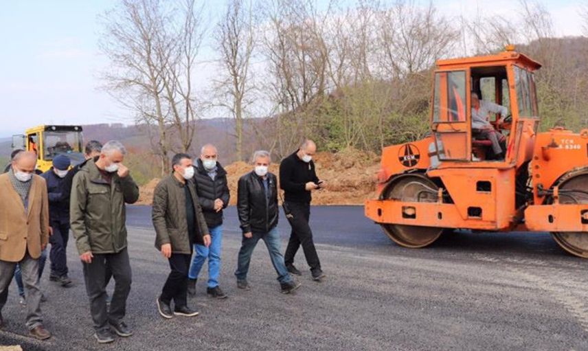 Düzce’de Heyelan Olan Yolda Asfaltlama Çalışmaları Sürüyor