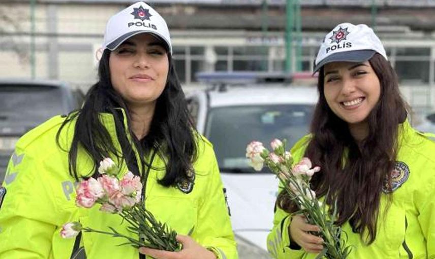 Düzce'de kadın polis ekipleri, kadın sürücülerin 8 Mart Dünya Kadınlar Günü'nü kutladı!