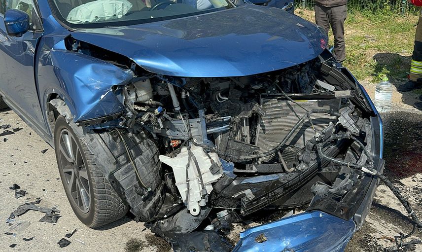 Düzce'de panik yaratan kaza: Araçların kafa kafaya çarpışması sonucu 2 kişi sıkıştı