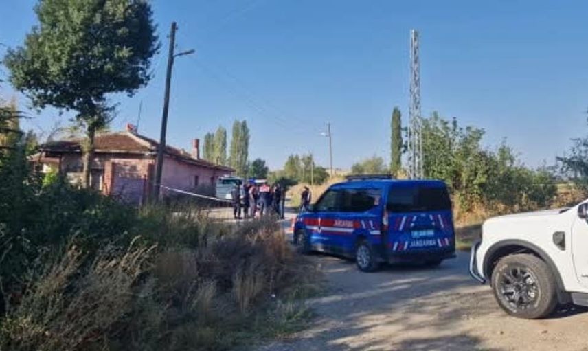 Çorum'da komşuları tarafından evinin önünde ölü bulunan 55 yaşındaki adamın kimliği belirlendi