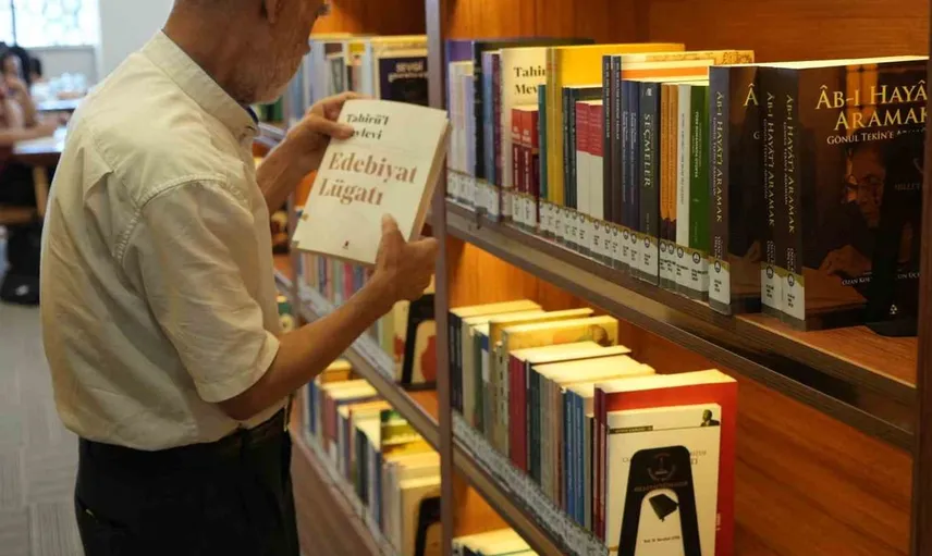 76 yaşındaki İbrahim Halil Uzak’ın kitap sevgisi gençlere ilham veriyor