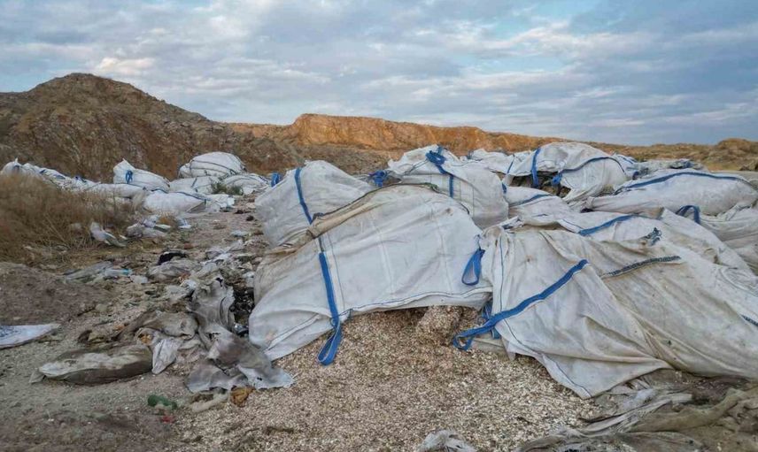 Bolvadin'deki eski kum ocağında çevre felaketi: Atıklar çöplük gibi