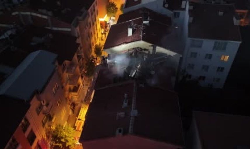 Eskişehir'de 4 katlı binanın çatısında yangın çıktı