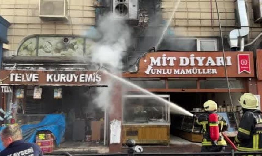 Kayseri'de iş yerinde yangın: itfaiye ekipleri alevlerle mücadele ediyor