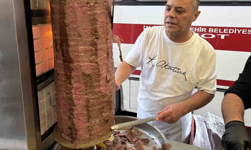 Çocuklar için ücretsiz döner etkinliği: İzmirli dönerci geleneği sürdürdü