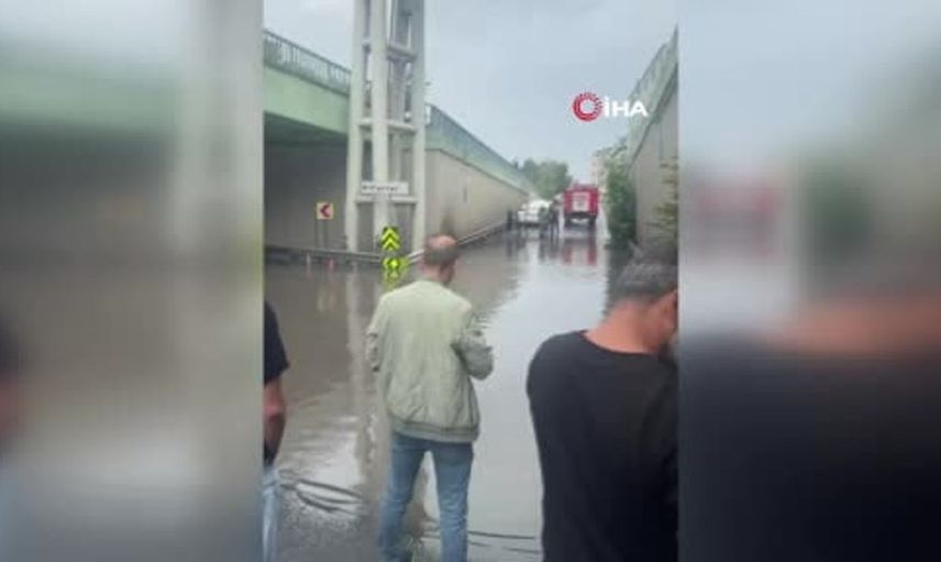 Güngören'de alt geçidi su bastı, araç kuyrukları oluştu