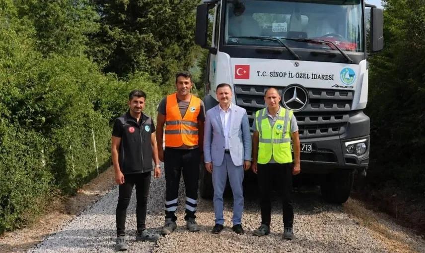 Sinop'ta yol güvenliğini artıran sathi kaplama çalışmaları devam ediyor