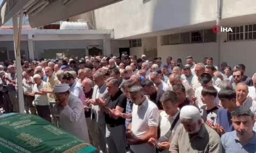 Manisa'daki trafik kazasında yaşamını yitiren iki kişi defnedildi