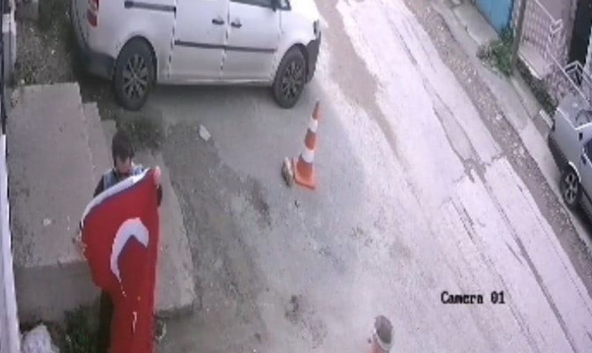 İzmir'de bir gencin bayrağa olan saygısı takdir topladı