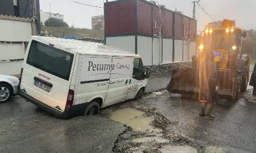 Arnavutköy'de şiddetli yağmur sonrası yol çökmesi: hafif ticari araç mahsur kaldı