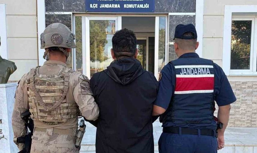 İzmir'de jandarma operasyonu: 5 yıldır aranan firariler yakalandı