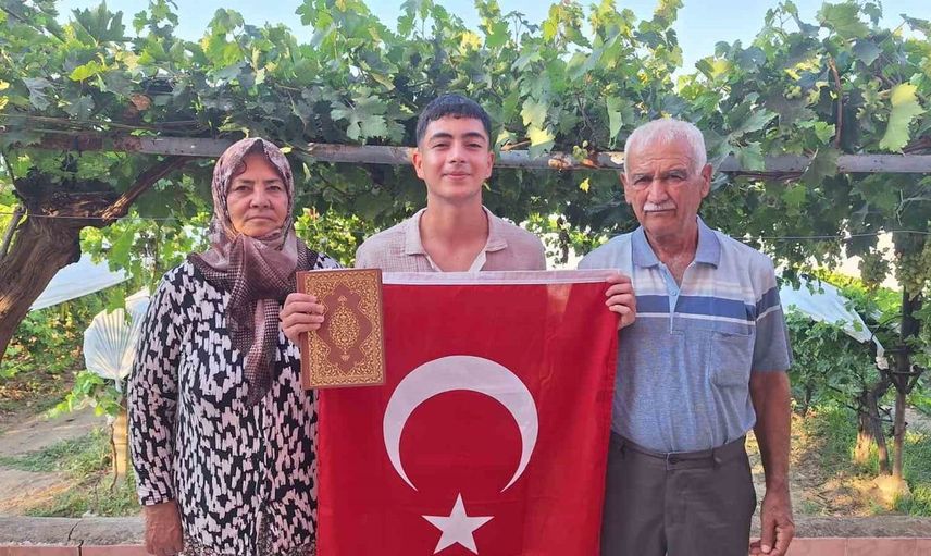 Siyer-i Nebi yarışmasında başarı elde eden öğrenci umre ödülü kazandı