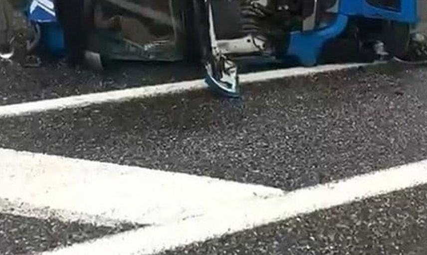 Yağışlı havada devrilen kargo tırı, sürücüsünü yaraladı