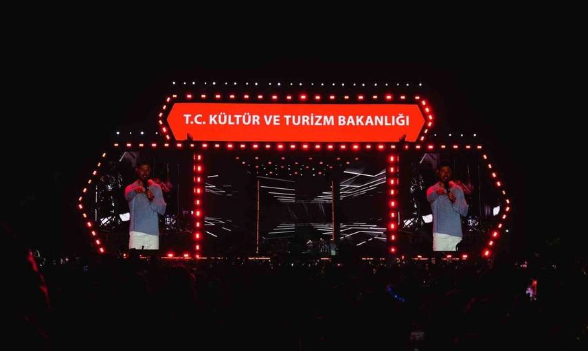Murat Boz Gaziantep'te festival coşkusunu müzikle taçlandırdı