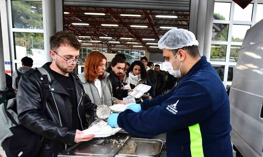 İzmir Büyükşehir Belediyesi'nden öğrencilere beslenme desteği hamlesi