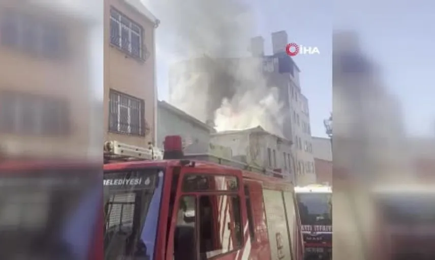 Beyoğlu'ndaki iş yerinde çıkan yangın, çevreyi sarmaladı