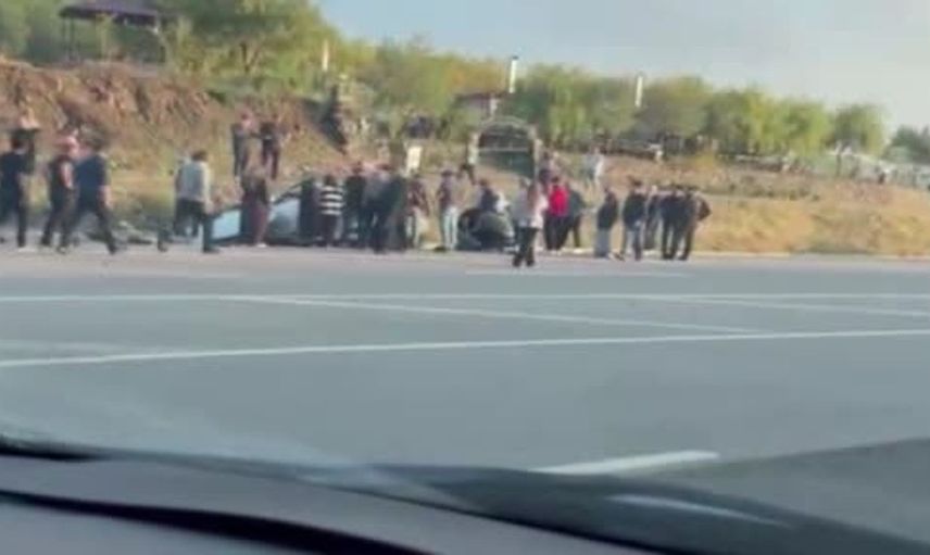 Bingöl'de yoldan çıkan otomobil kaza yaptı: 1'i ağır 3 yaralı