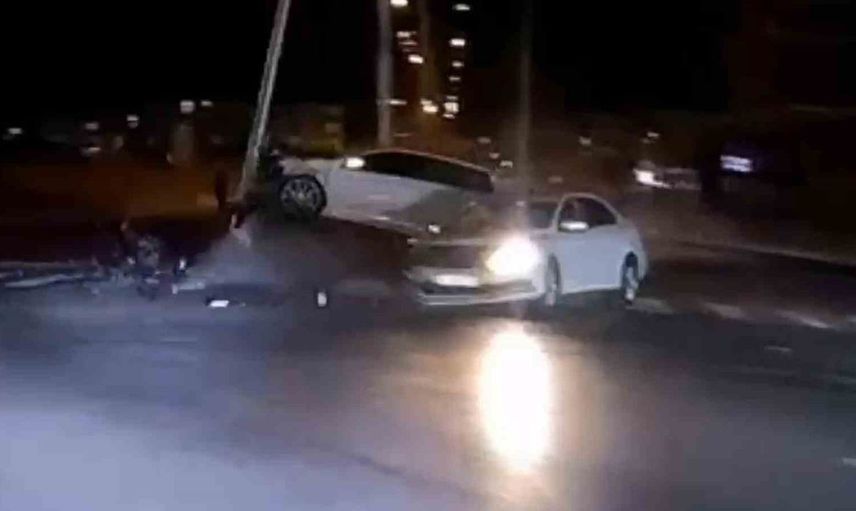 Kırmızı ışıkta geçen otomobilin neden olduğu kaza güvenlik kamerasında görüntülendi