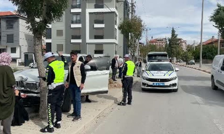 Karaman'da direksiyon hakimiyetini kaybeden sürücü ağacı devirdi