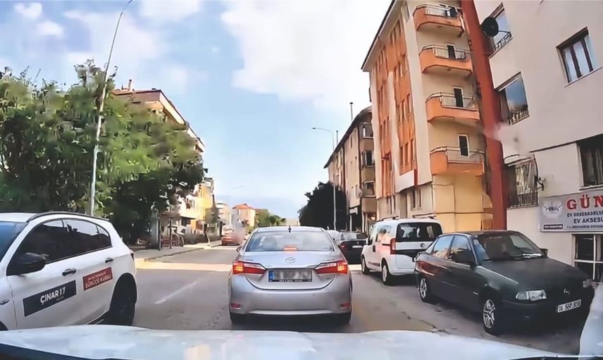 Otomobilden yola çöp atan sürücüyü araç içi kamerası yakaladı