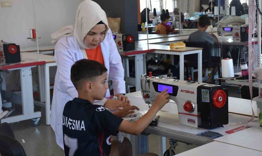 Şahinbey’de minik terziler iş başında