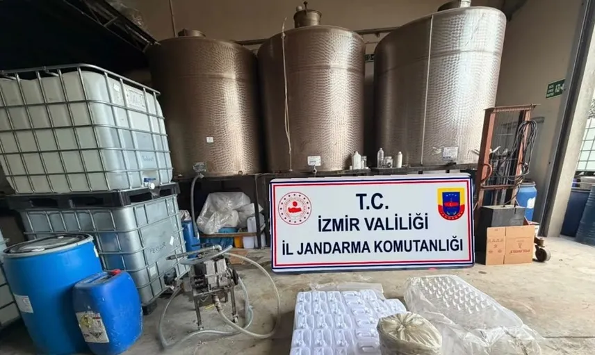 İzmir'de sahte alkol operasyonunda büyük buluş: 21 bin litre etil alkol ele geçirildi