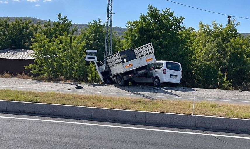 Elazığ'da hafif ticari araç ve pikap çarpıştı, 2 kişi yaralandı