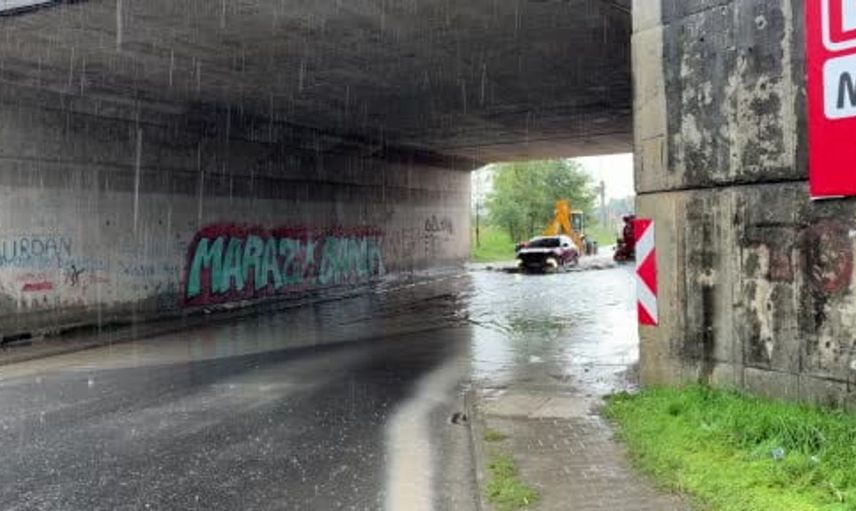 Düzce'de etkili sağanak yağış, alt geçitte su birikintilerine yol açtı