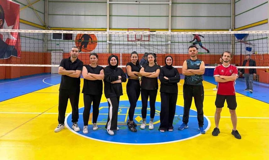 Körfez'de öğretmenler voleybolda şampiyonluk için ter döküyor