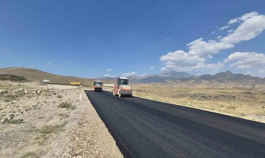 Kayseri Büyükşehir Belediyesi Develi'de sıcak asfalt çalışmalarına hız verdi