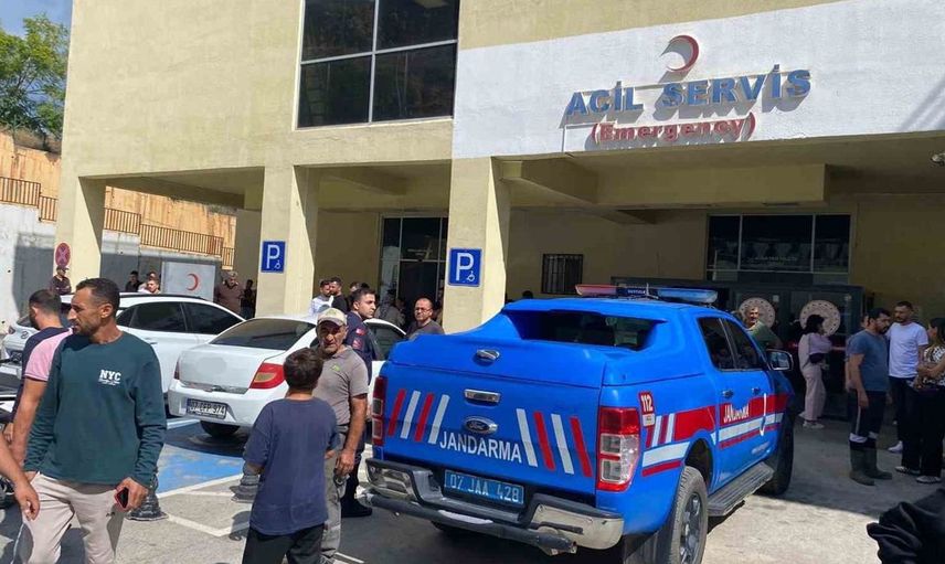 Gazipaşa'da iş makinesinin koluna sıkışan 15 yaşındaki çocuğun durumu ağır: iki kişi tutuklandı