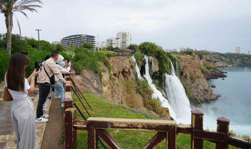 Yağmura aldırmadan şelaleyi ziyaret eden turistler keyifli anlar yaşadı