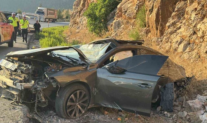 Antalya'da feci kaza: Bir kişi hayatını kaybetti, iki yaralı var