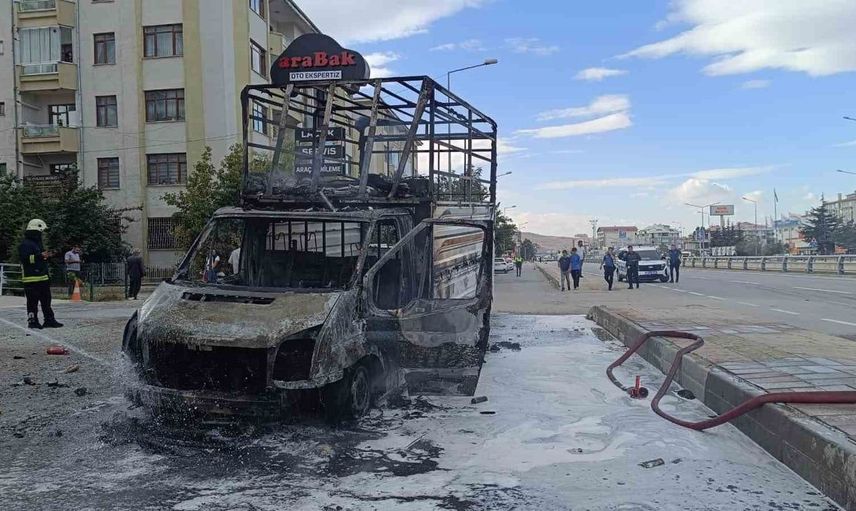Van'da park halindeki kamyonet alev alev yandı