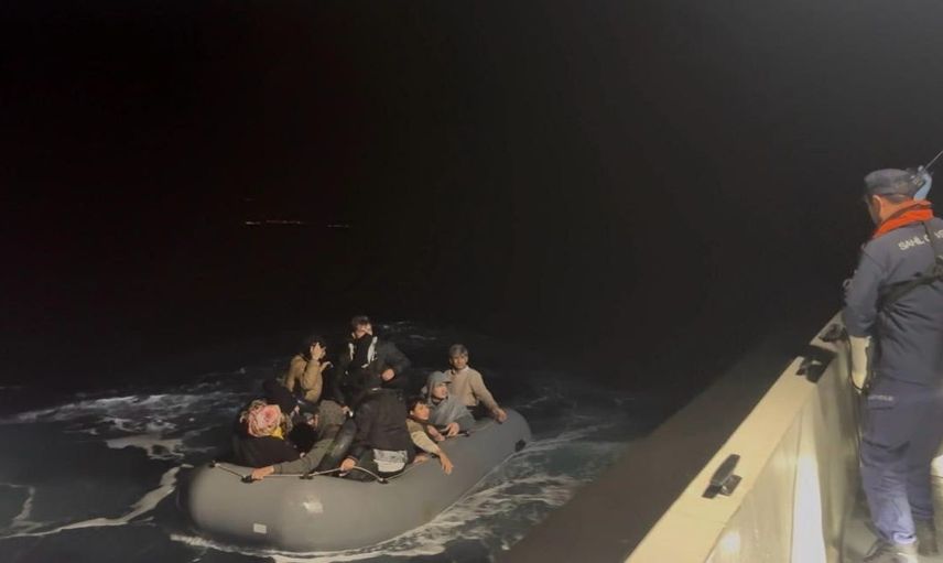 Çanakkale açıklarında sürüklenen kaçak göçmenler güvenli bir şekilde kurtarıldı
