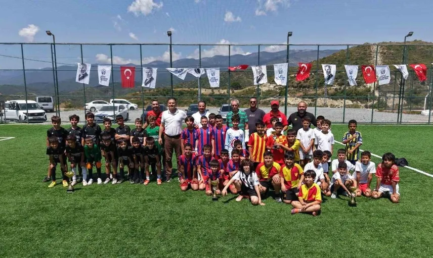 Hatay Büyükşehir Belediyesi, Antakya'da yeni bir halı sahayı gençlere sundu