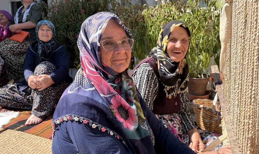 Unutulmuş hasır örme geleneği yeniden canlanıyor: Mısır yaprağıyla sosyalleşiyorlar
