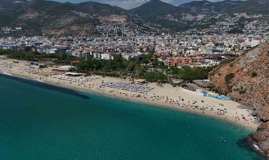 Alanya'da eylül ayının ilk gününde turist akını: Hava 33 derece