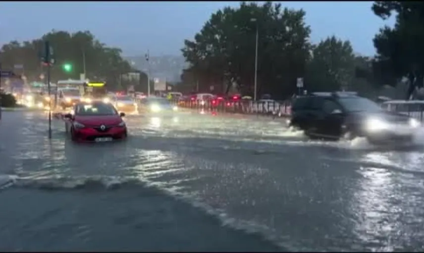 İstanbul'daki şiddetli yağmur, Eyüpsultan'da yolları suyla doldurdu