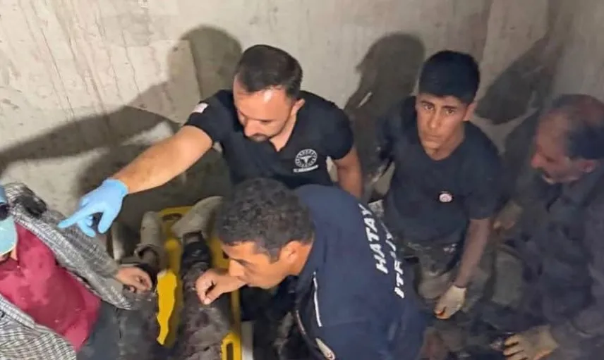 Defne'de asansör boşluğuna düşen işçi hızlıca kurtarıldı