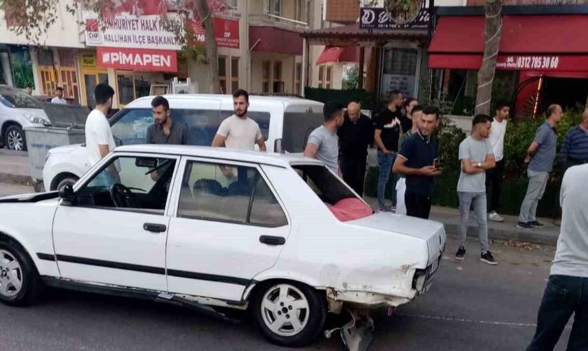 Nallıhan'da tırın iki otomobile çarpması sonucu kaza yaşandı