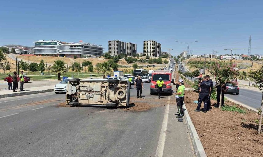 Adıyaman'da otomobil refüje çarparak takla attı: 1 yaralı